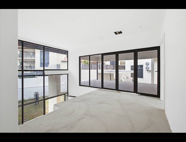 8 BEDROOM HOUSE FOR SALE IN IZINGA